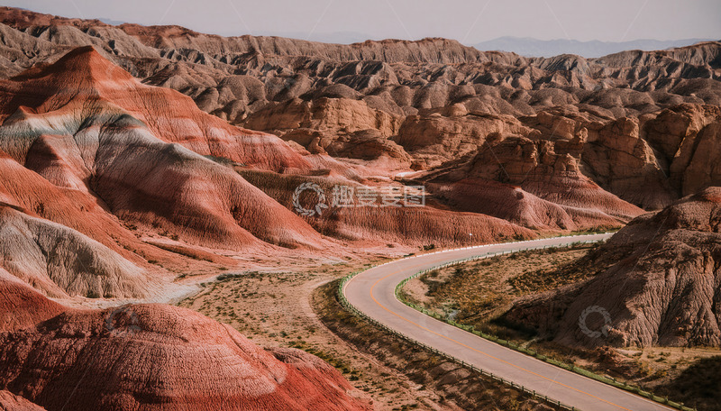 高清大图下载【趣麦麦图】多彩山峦间蜿蜒伸展的公路
