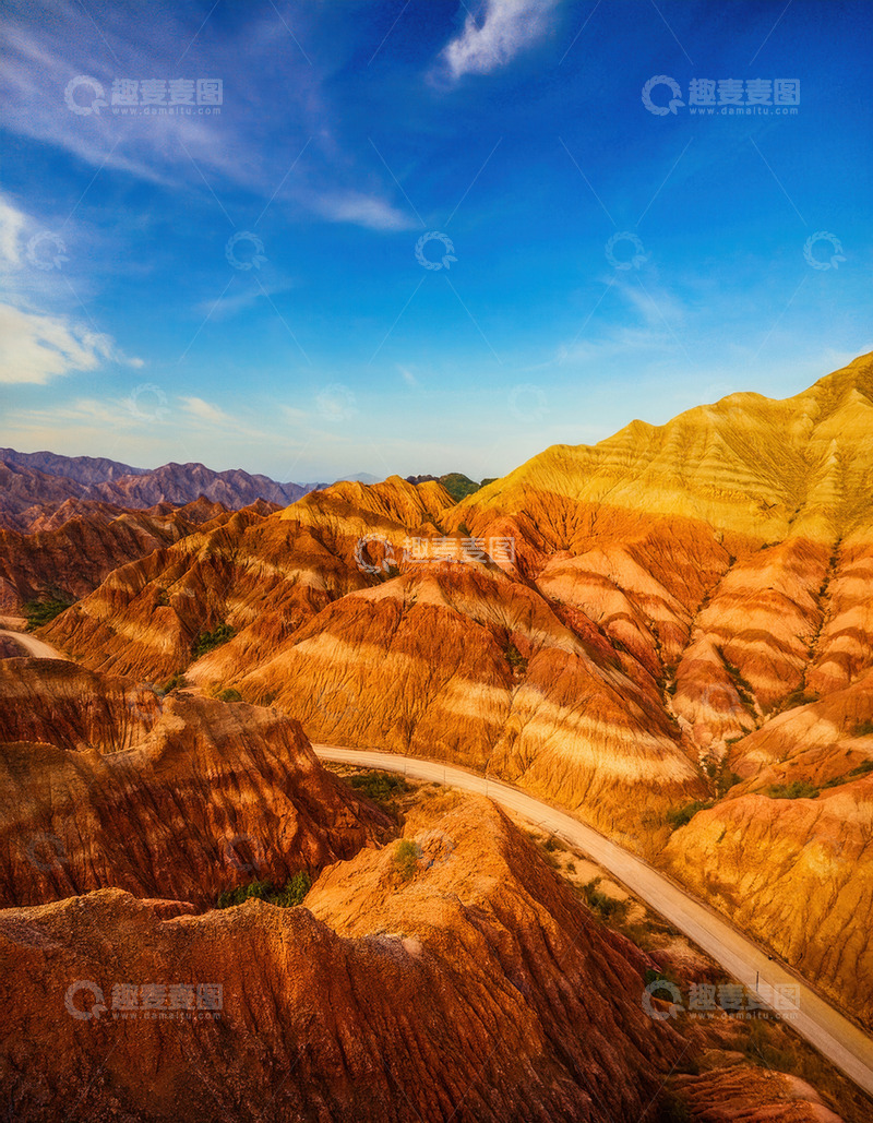 高清大图下载【趣麦麦图】蓝天之下穿行于五彩山峦的公路