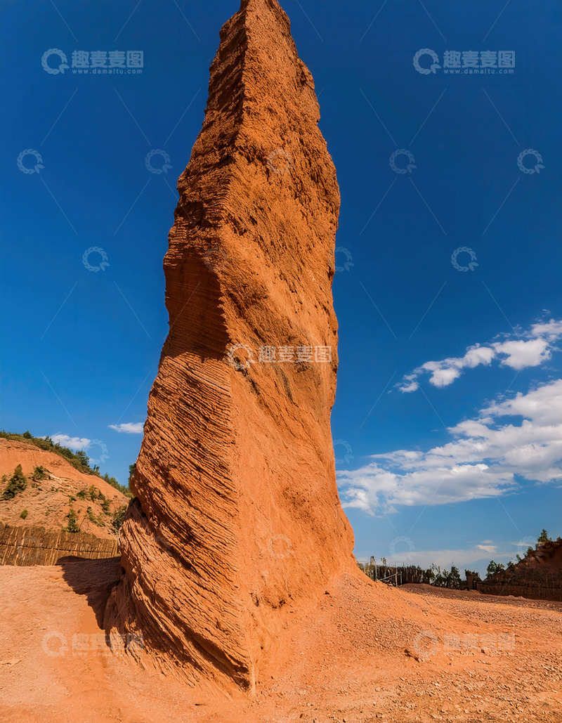 高清大图下载【趣麦麦图】蓝天下挺拔的红色砂岩独石柱景观