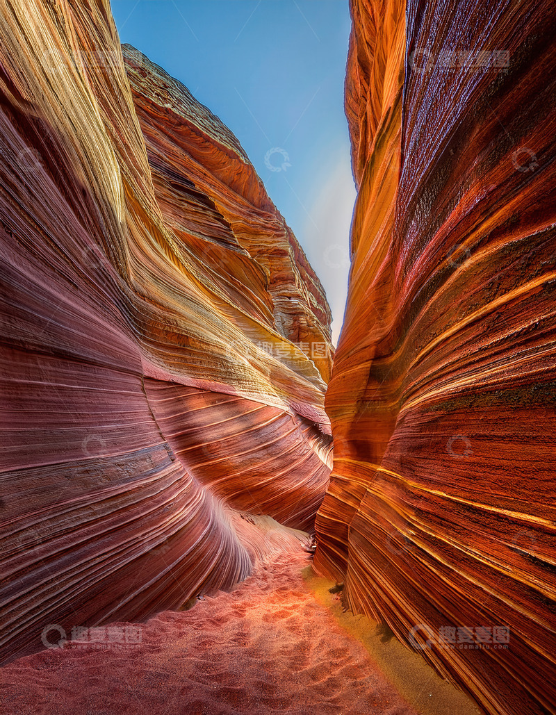 高清大图下载【趣麦麦图】蓝天映衬下色彩绚丽的波浪峡谷