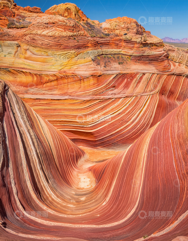 高清大图下载【趣麦麦图】蓝天映衬下色彩斑斓的波浪状岩层