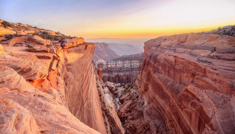 高清大图下载【趣麦麦图】夕阳下雄浑的红岩峡谷壮丽景观