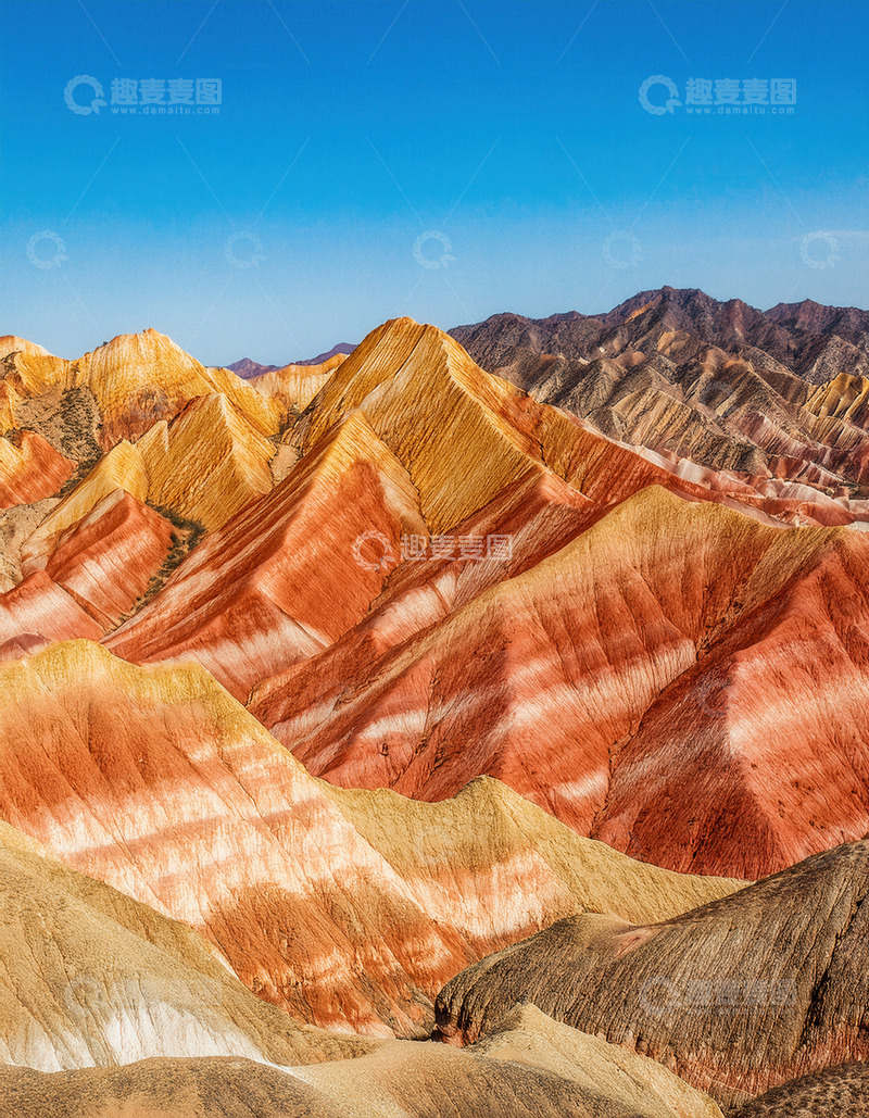 高清大图下载【趣麦麦图】蓝天背景下五彩斑斓的丹霞地貌