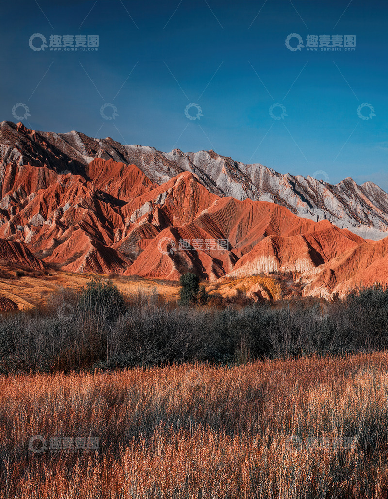 高清大图下载【趣麦麦图】蓝天映衬下红岩与秋草的独特风光
