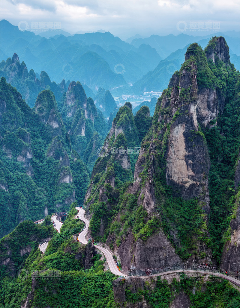 山峦叠翠中蜿蜒伸展的盘山公路