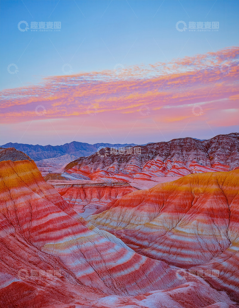 高清大图下载【趣麦麦图】夕照下绚丽多彩的丹霞地貌景观