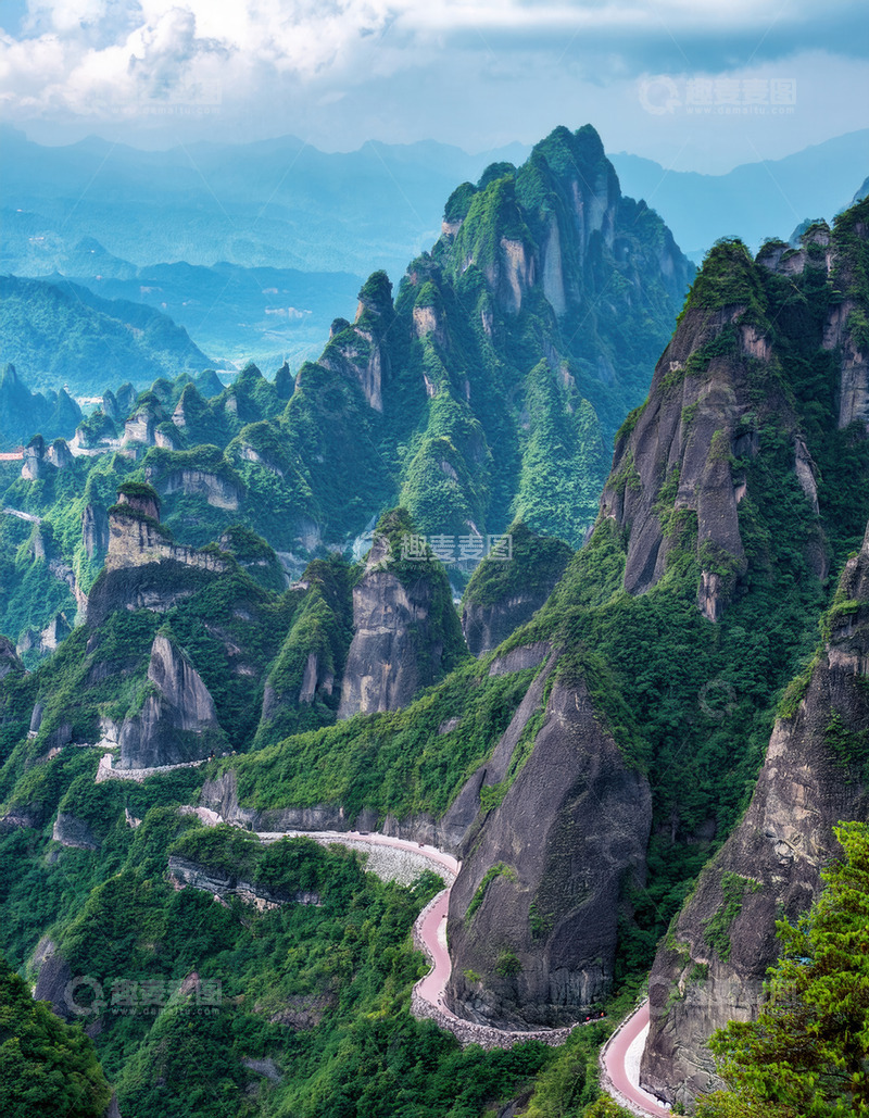 青山峻岭间蜿蜒曲折的盘山公路