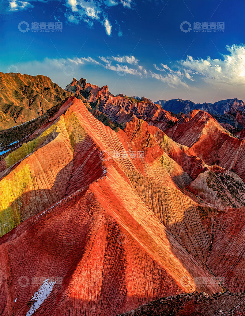 高清大图下载【趣麦麦图】碧空下色彩交错的绝美丹霞山峦