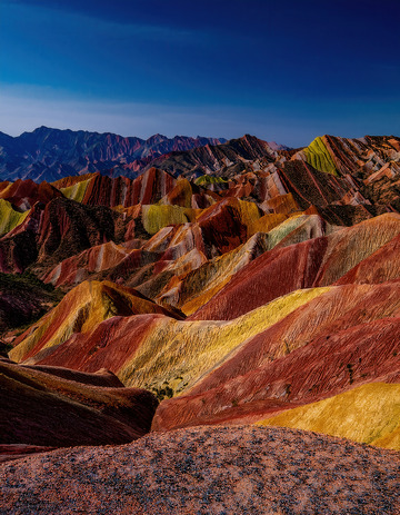 蓝天之下色彩斑斓的梦幻丹霞群