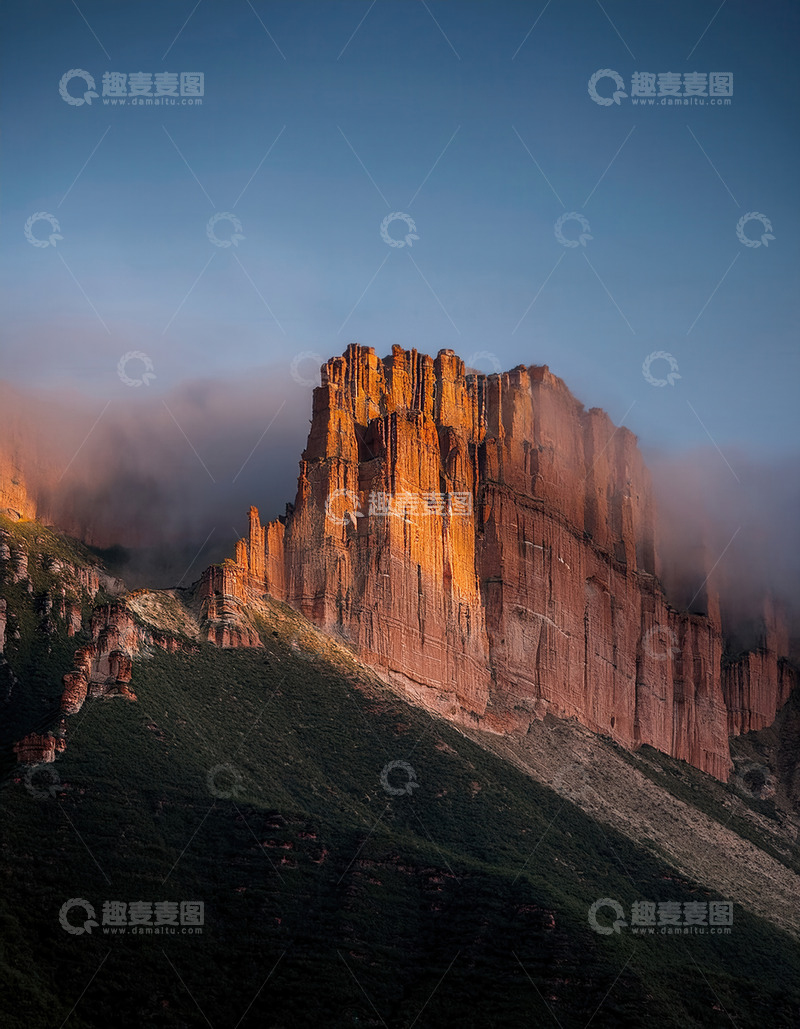 高清大图下载【趣麦麦图】云雾缭绕中的赭色峭壁山峰