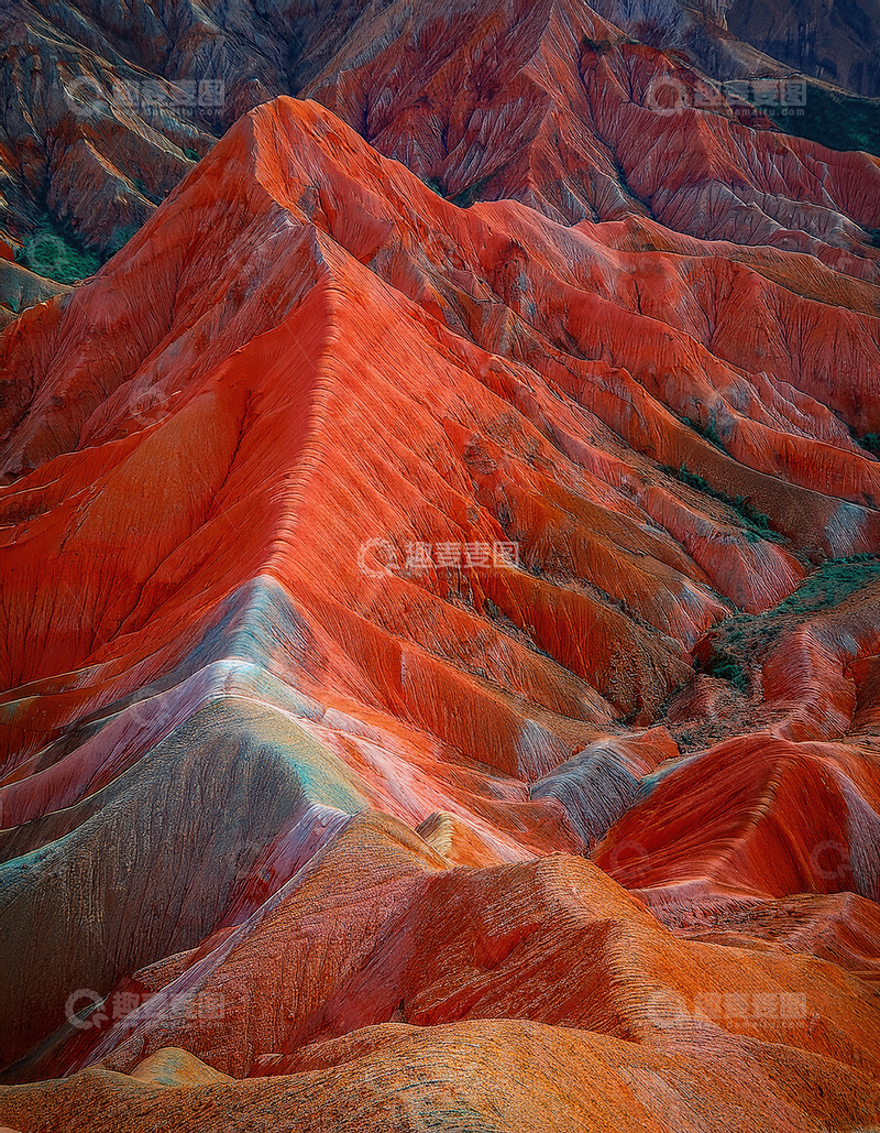 高清大图下载【趣麦麦图】色彩交错的艳丽丹霞褶皱山峦