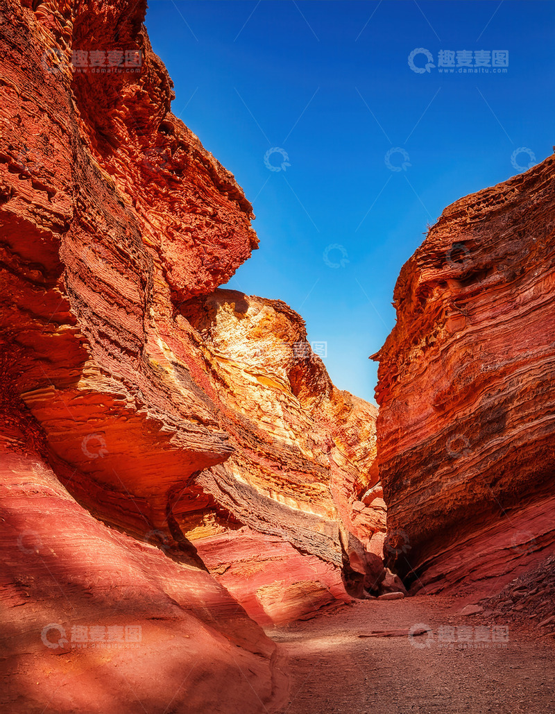 高清大图下载【趣麦麦图】蓝天下壮观的红色褶皱峡谷风光