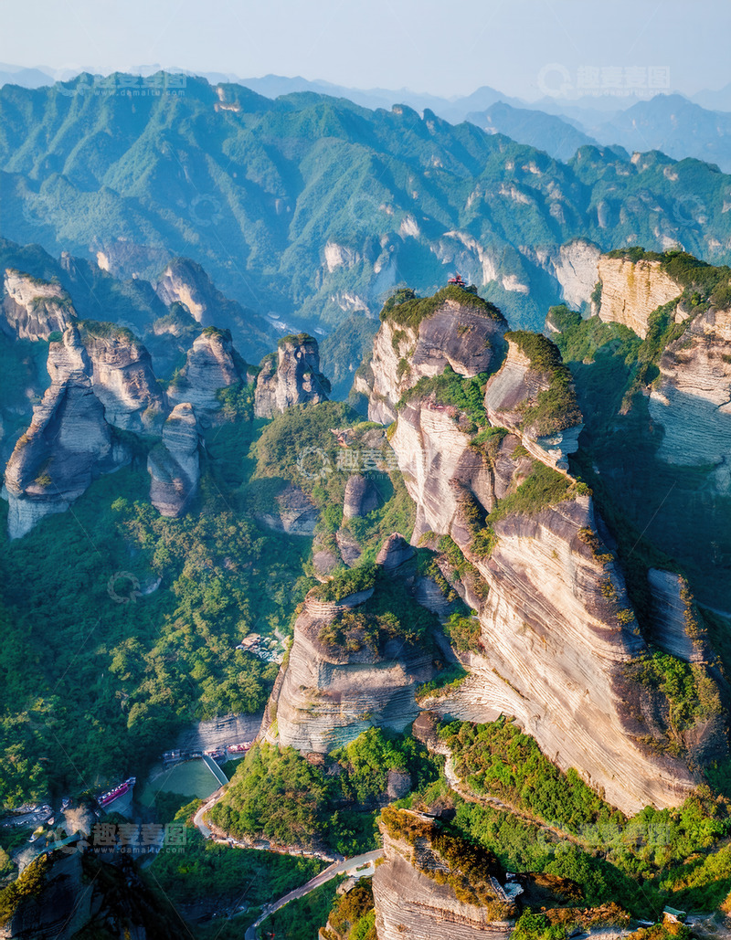 高清大图下载【趣麦麦图】青山间形态各异的奇特嶙峋峰林