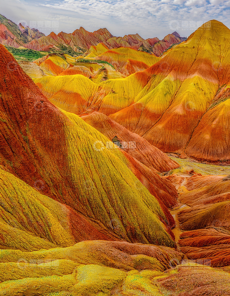 高清大图下载【趣麦麦图】云雾下绚烂多姿的七彩丹霞胜景