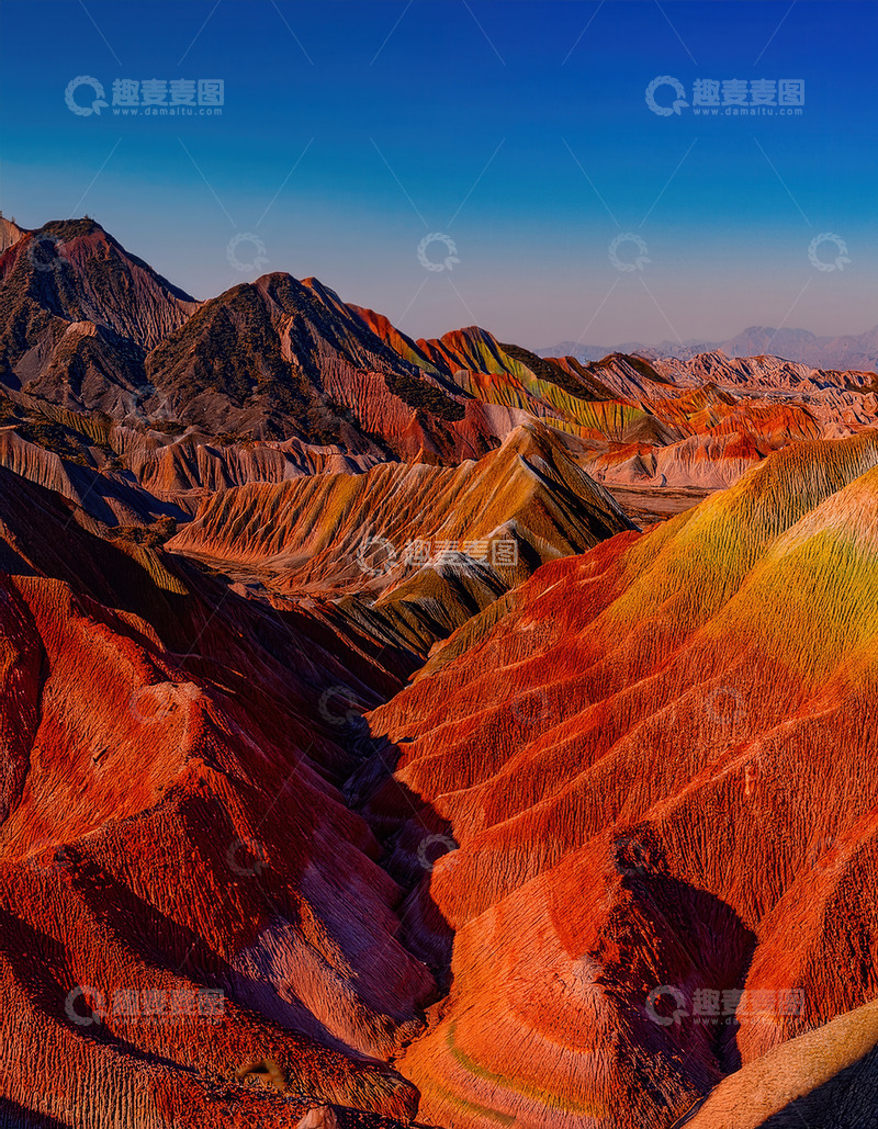 高清大图下载【趣麦麦图】蓝天辉映下五彩斑斓的丹霞山脉