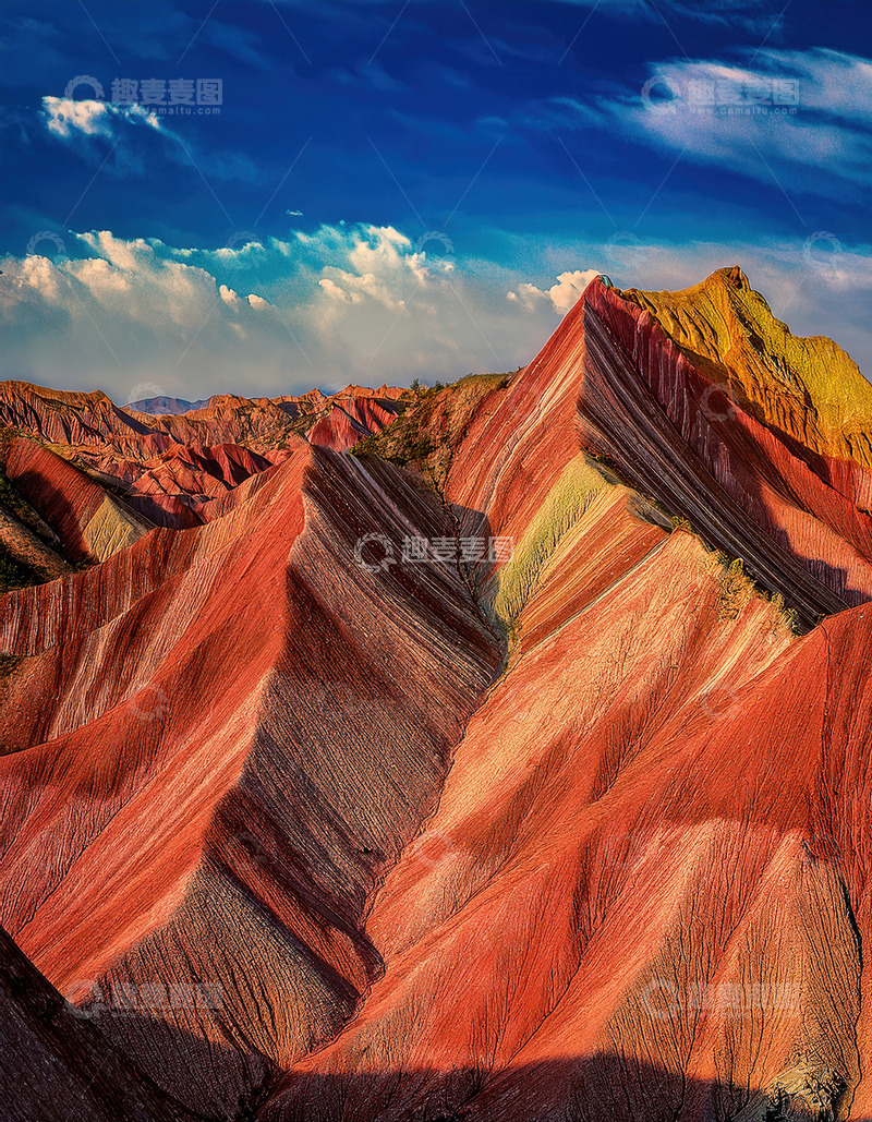 高清大图下载【趣麦麦图】蓝天白云下的绚丽多彩丹霞峰林