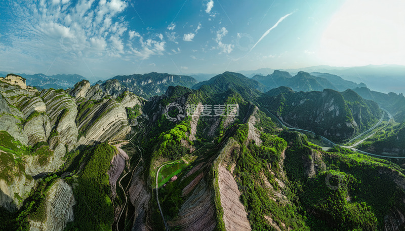 高清大图下载【趣麦麦图】蓝天白云下绿脉纵横的层叠山脉