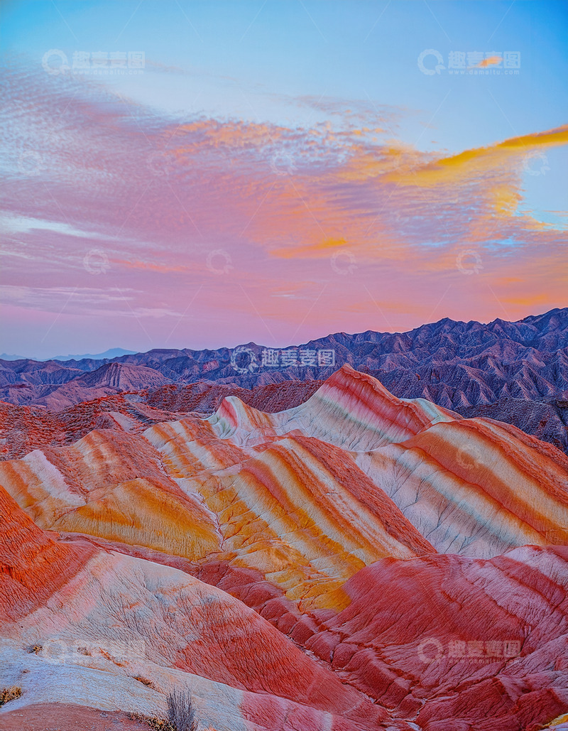 高清大图下载【趣麦麦图】霞光下五彩交错的梦幻丹霞地貌