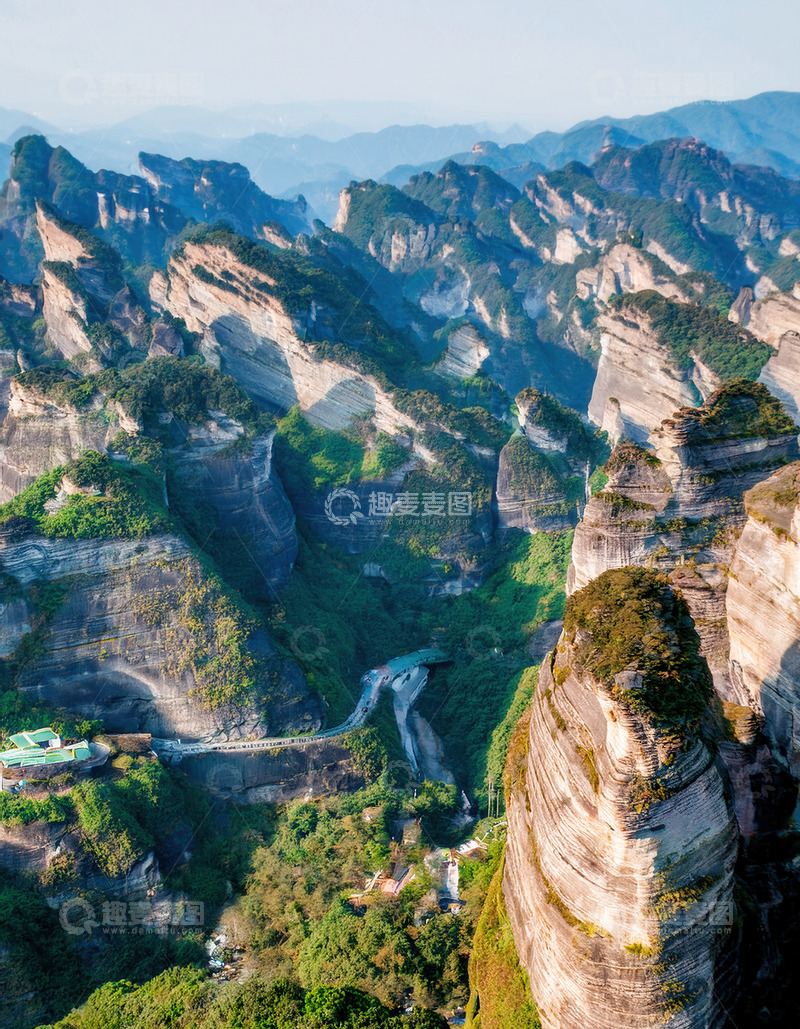 高清大图下载【趣麦麦图】青山间奇峻峰林与蜿蜒栈道之景