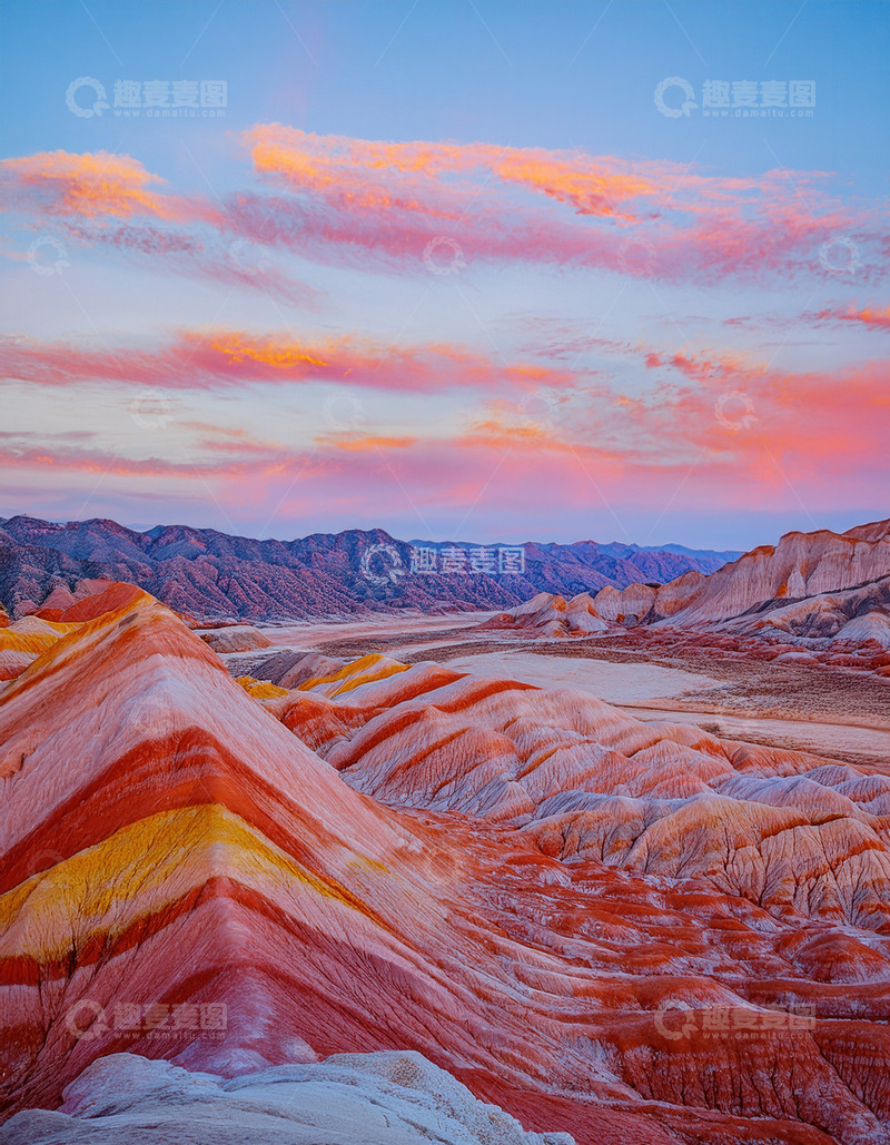 高清大图下载【趣麦麦图】云霞下五彩斑斓的壮丽丹霞景观