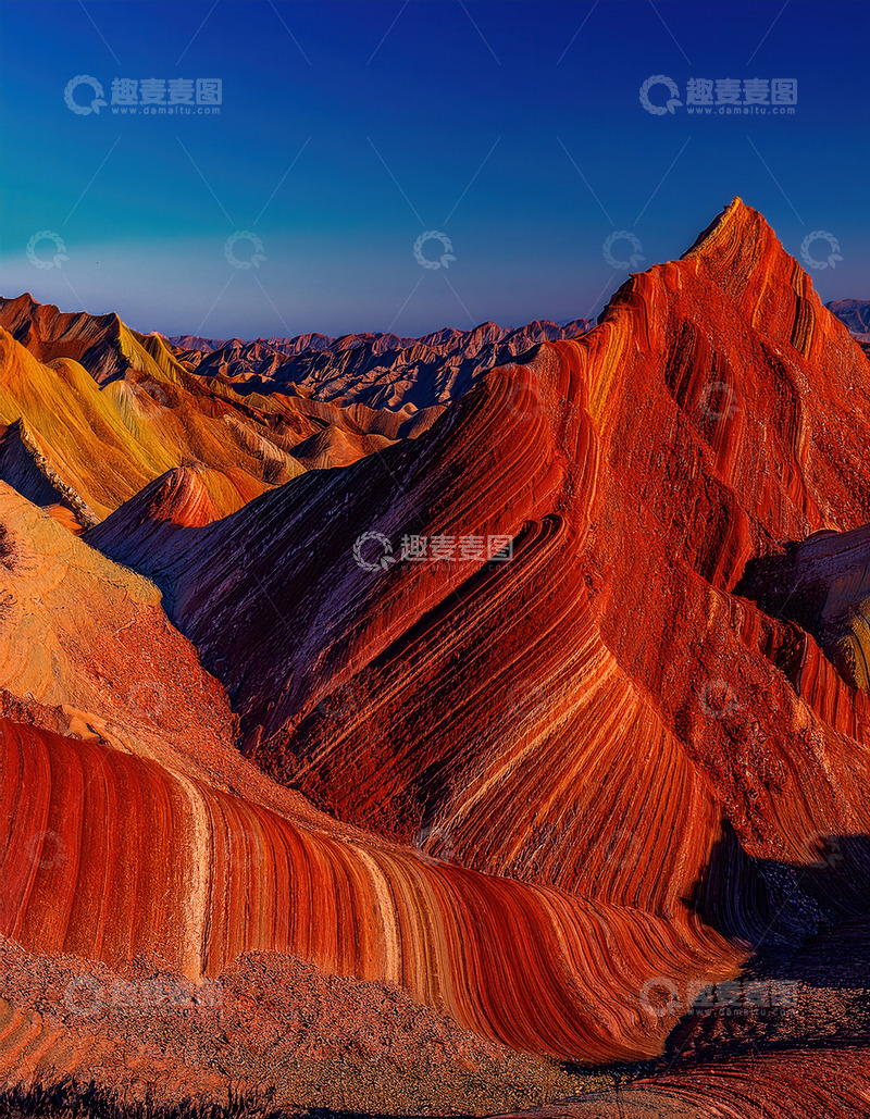 高清大图下载【趣麦麦图】蓝天映衬下色彩斑斓的丹霞峰林