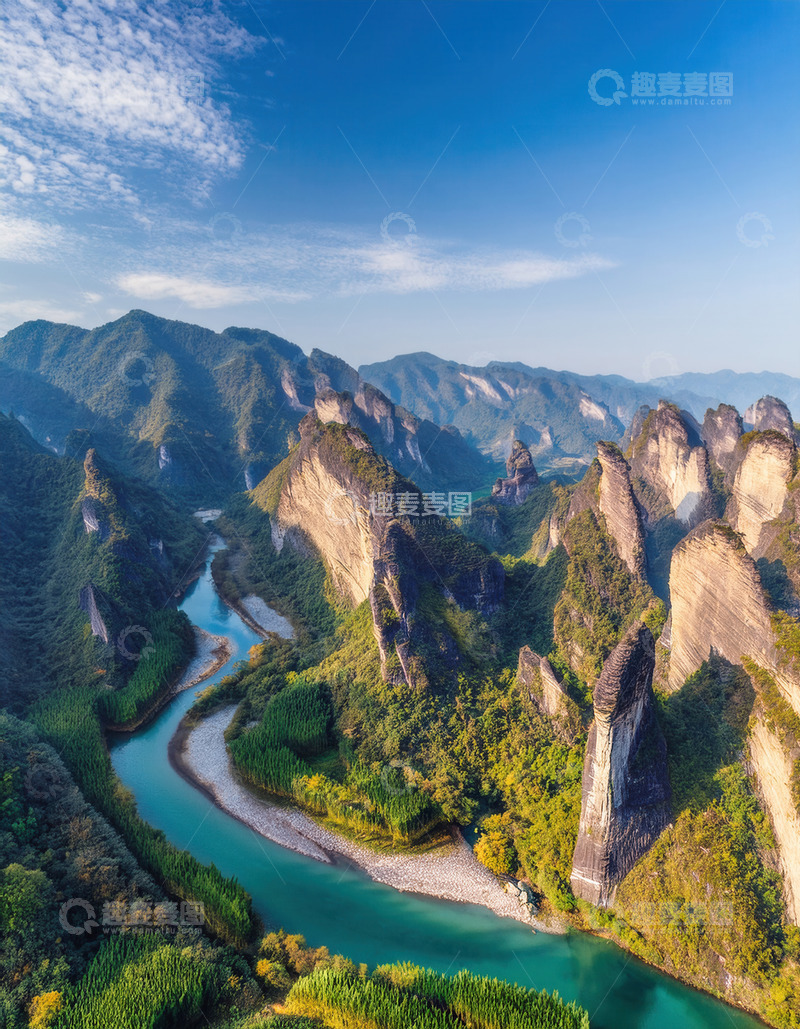 高清大图下载【趣麦麦图】蓝天青山间蜿蜒碧绿的河谷风光