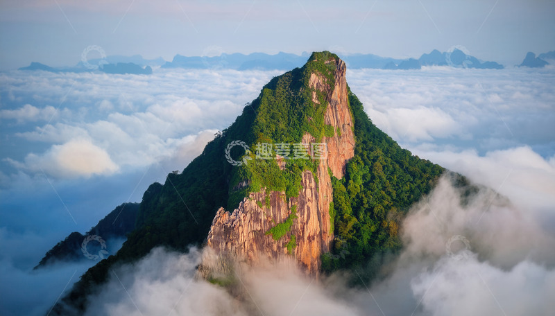 高清大图下载【趣麦麦图】云雾中耸立于云海的翠绿孤峰