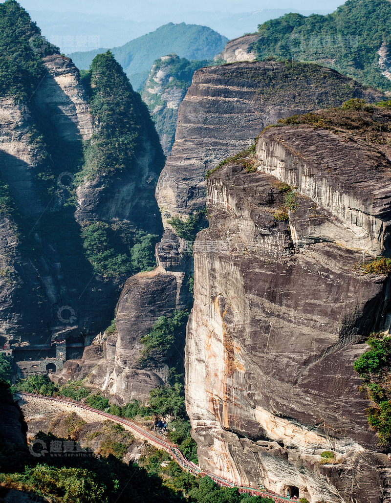 高清大图下载【趣麦麦图】峭壁林立间蜿蜒于山谷的道路
