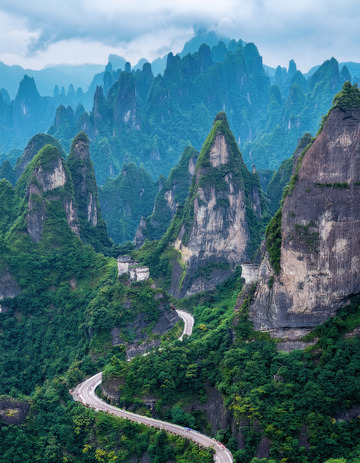 奇峰翠谷间蜿蜒伸展的山间公路