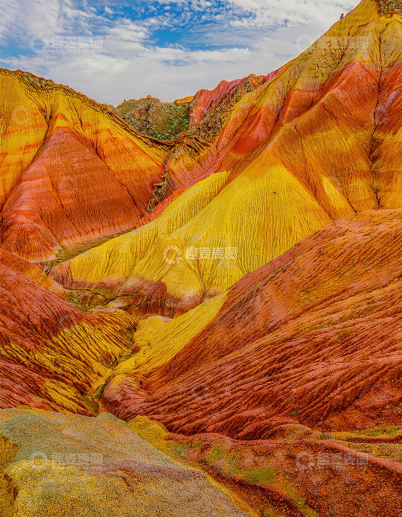 高清大图下载【趣麦麦图】蓝天白云下色彩艳丽的丹霞山谷