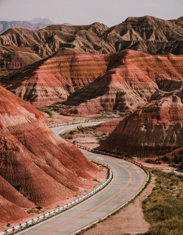蜿蜒公路穿梭于斑斓丹霞地貌中