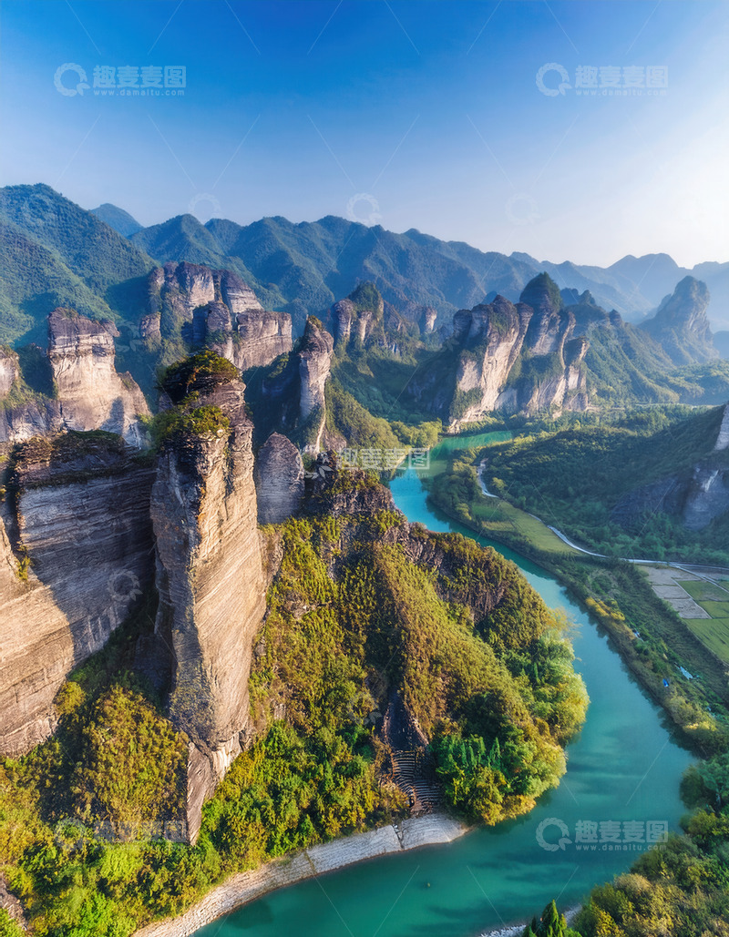 高清大图下载【趣麦麦图】蓝天下峻岭碧水相依的壮美风光