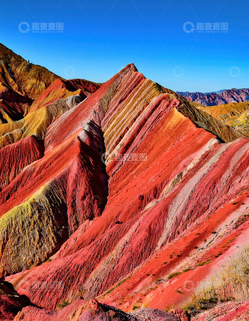 高清大图下载【趣麦麦图】蓝天映衬下色彩缤纷的丹霞山峦