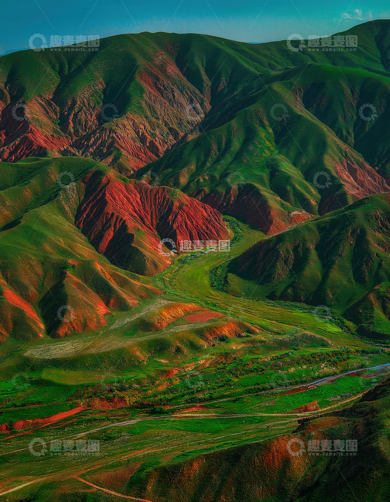 高清大图下载【趣麦麦图】绿谷红崖相映成趣的壮丽山景