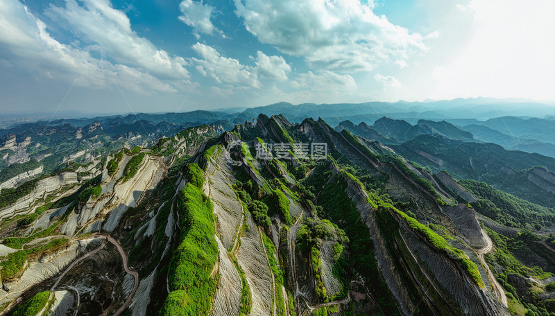 高清大图下载【趣麦麦图】蓝天白云下绿意覆盖的奇特山脉