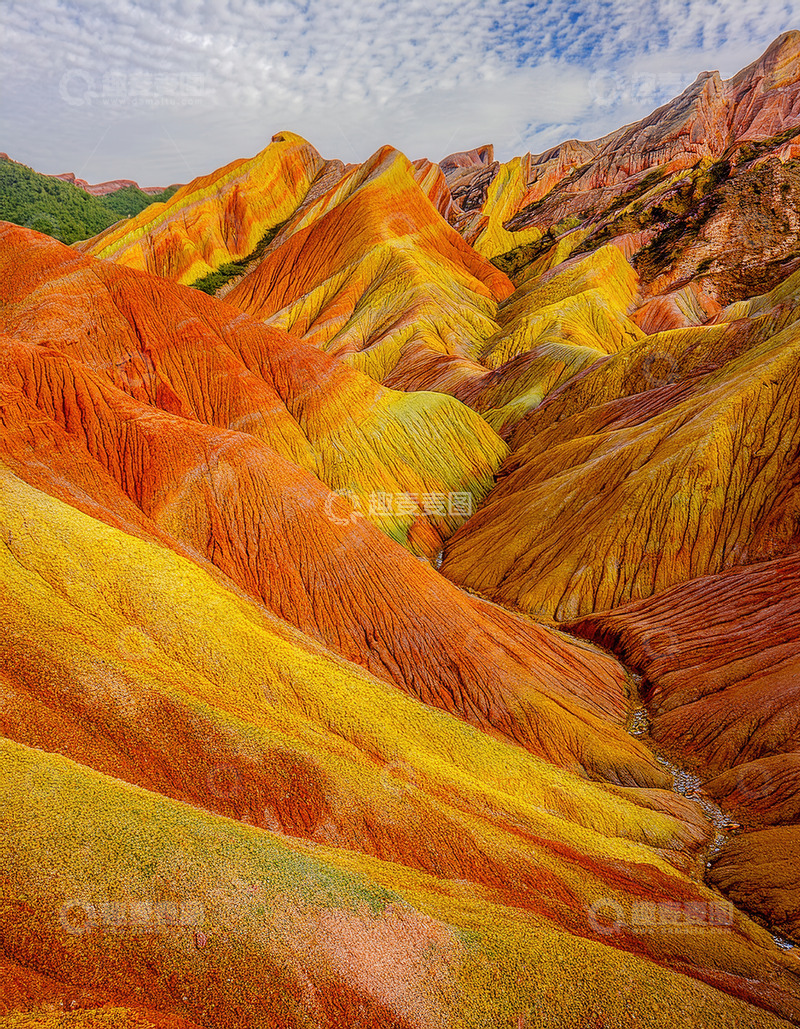 高清大图下载【趣麦麦图】云天下色彩斑斓的梦幻丹霞山脉