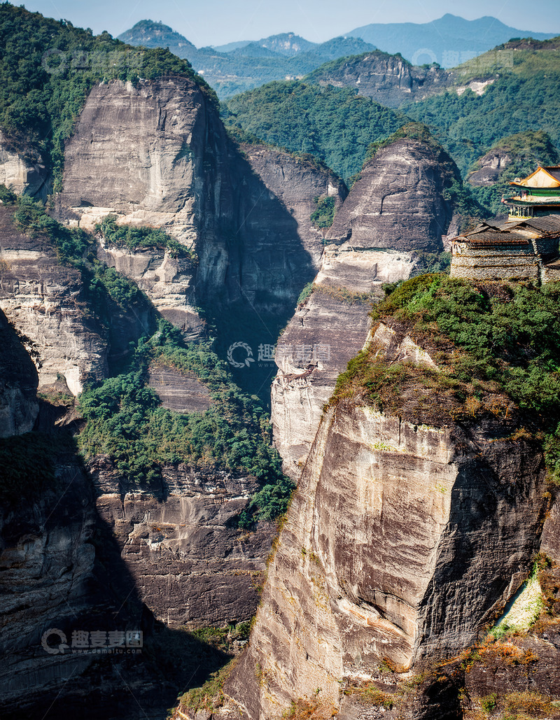 高清大图下载【趣麦麦图】峭壁间隐现古建的壮美山岳景观