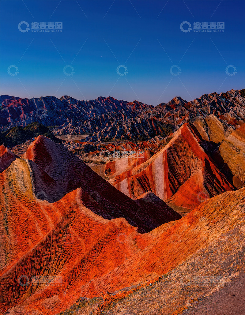 高清大图下载【趣麦麦图】蓝天之下五彩斑斓的丹霞地貌