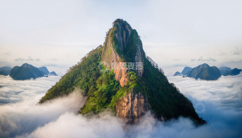 云海之上植被覆盖的巍峨山峰