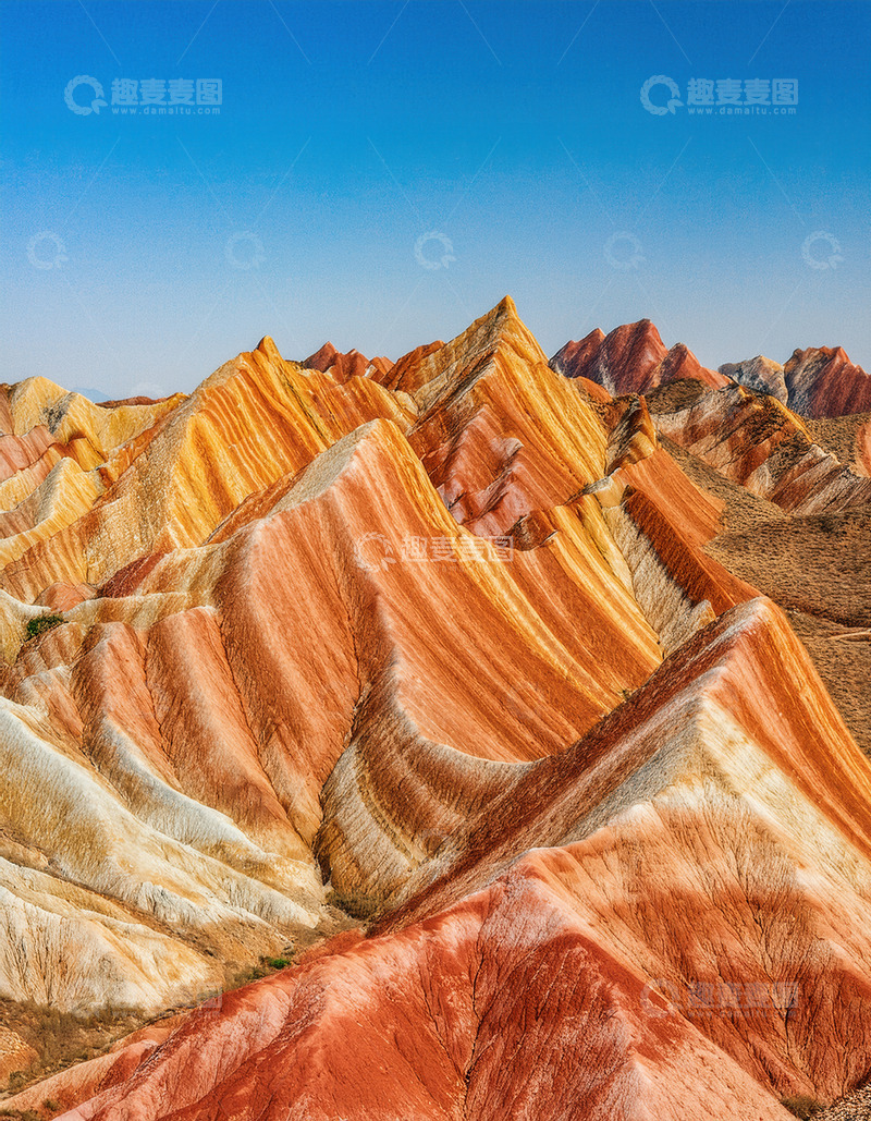 高清大图下载【趣麦麦图】蓝天之下绚丽多彩的丹霞山峦