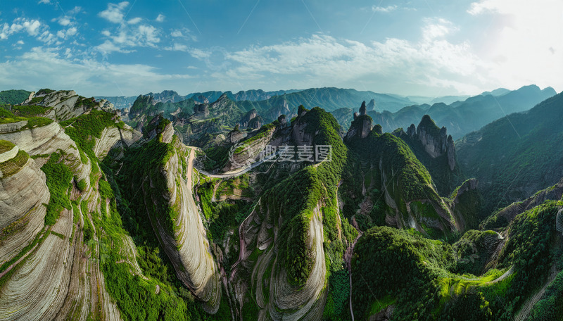 高清大图下载【趣麦麦图】蓝天白云下奇峻层叠的绿色山脉