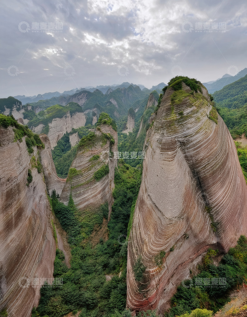 高清大图下载【趣麦麦图】云雾中纹理独特的巍峨奇特山峰