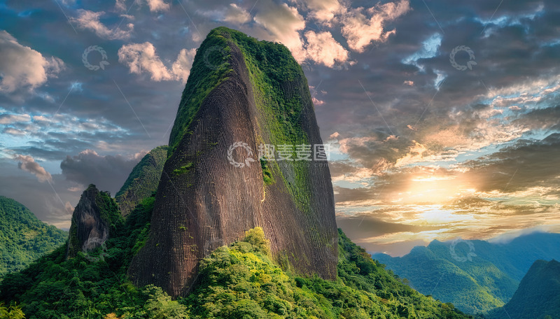 高清大图下载【趣麦麦图】夕阳下植被覆盖的巍峨孤立山峰