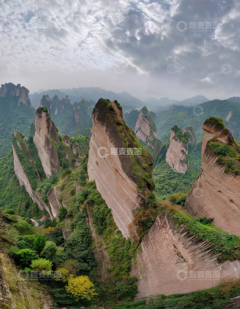 高清大图下载【趣麦麦图】云雾缭绕下形态各异的奇特岩峰