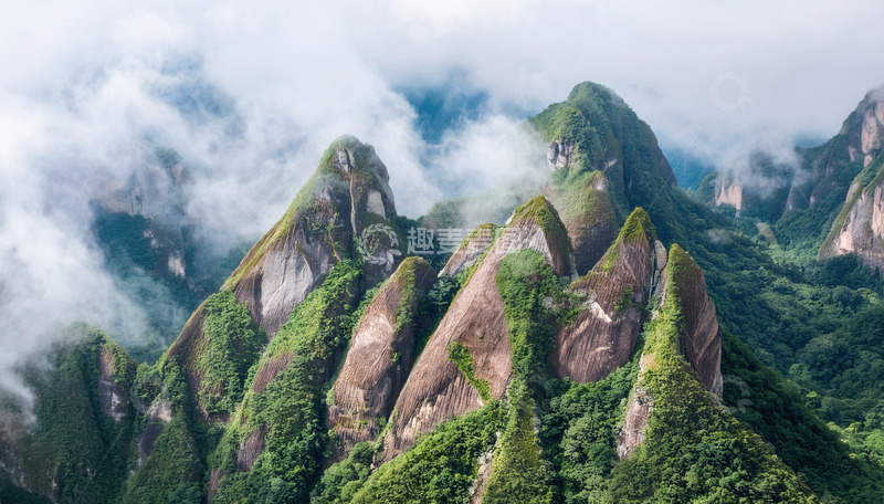 高清大图下载【趣麦麦图】云雾中植被覆盖的奇特嶙峋山峰