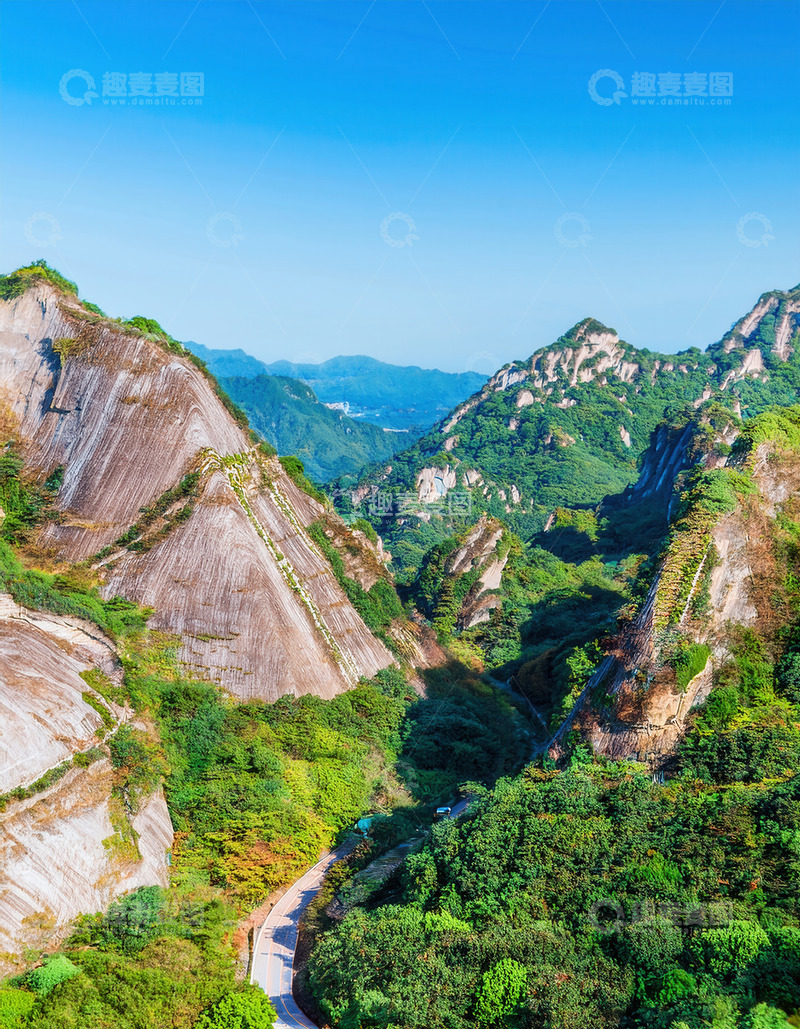 高清大图下载【趣麦麦图】青山翠谷间蜿蜒伸展的山间公路