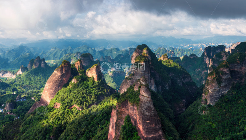 高清大图下载【趣麦麦图】云影下绿意簇拥的奇特丹霞峰林