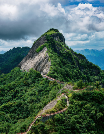 青山绿林间曲折盘绕的山间小径