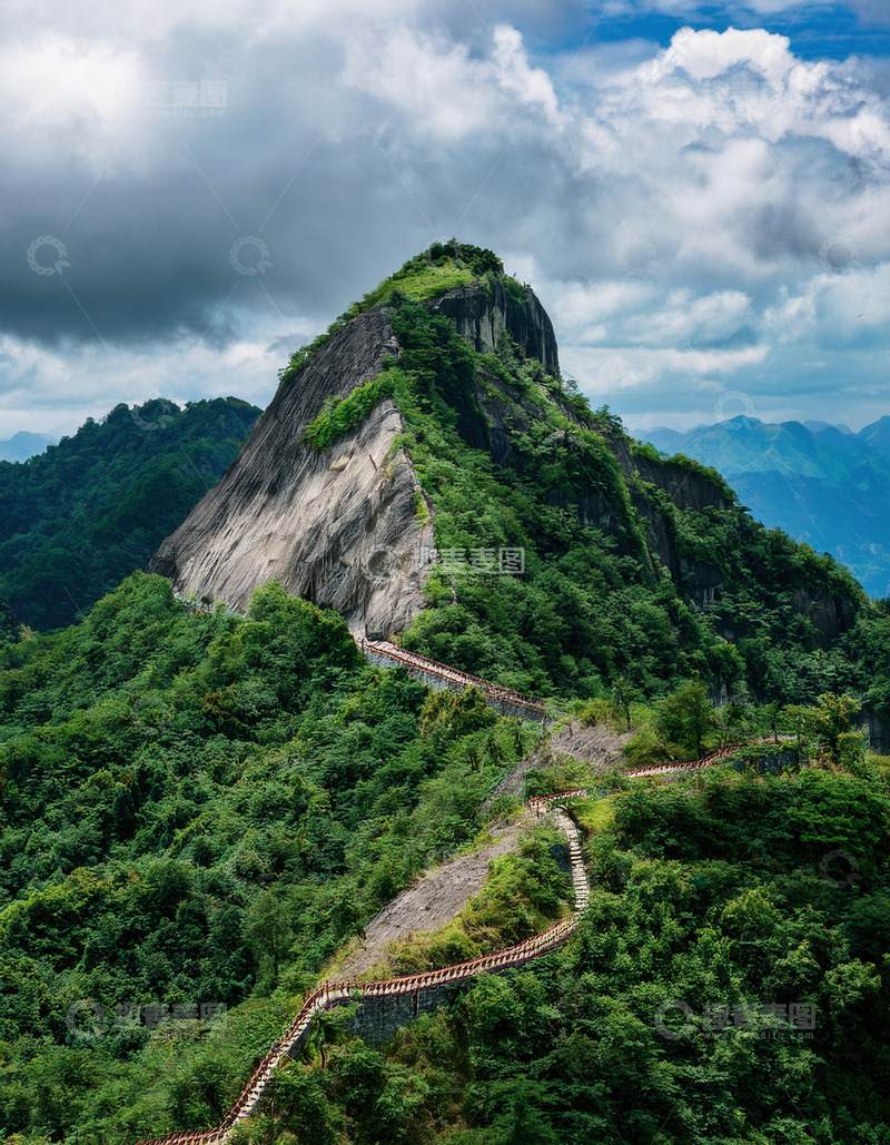 高清大图下载【趣麦麦图】青山绿林间曲折盘绕的山间小径
