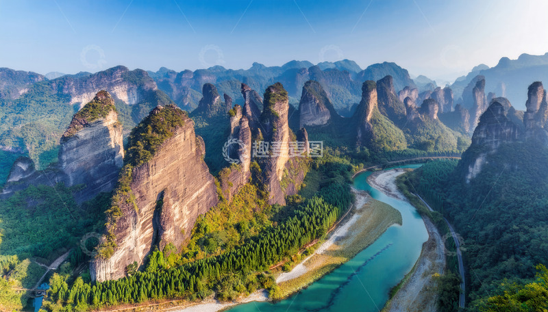 青山绿水间奇峰罗列的壮美风光